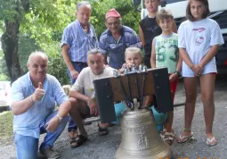 La nuova campana con un gruppo di frazionisti